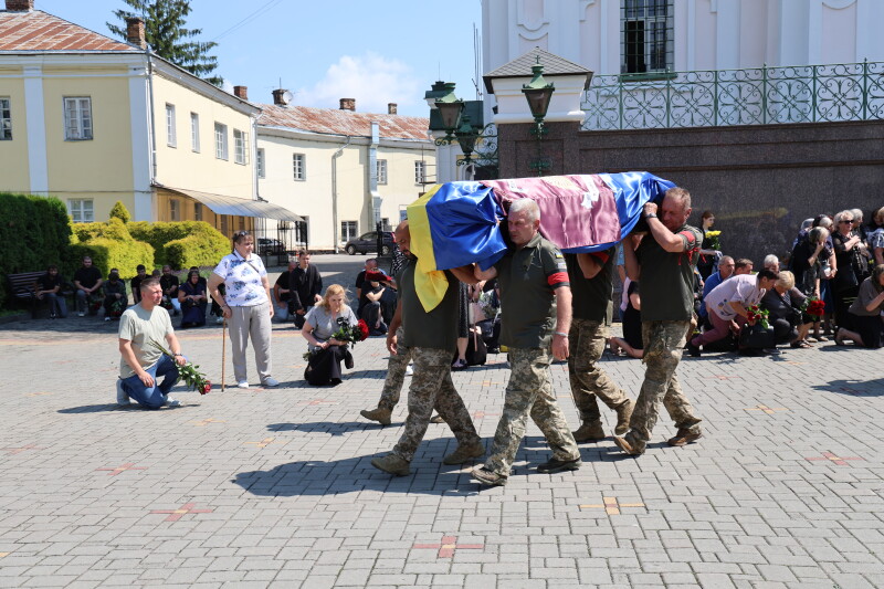 Загинули понад рік тому у Курській області: у Луцьку відбулося прощання з Героями Леонідом Матвійчуком та Олександром Єдинаком