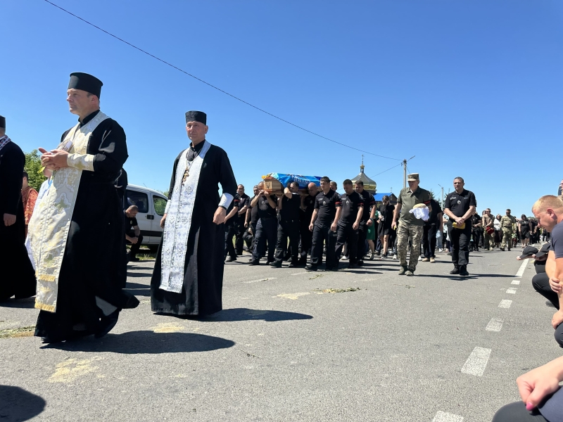 Поліцейський, що став Героєм: на Волині попрощалися з полеглим воїном Юрієм Кривошапкою