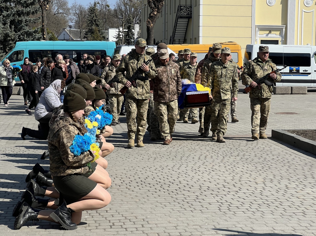 Ковелі у жалобі: громада провела в останню дорогу Героїв — Бориса Нестерука та Олександра Кратюка