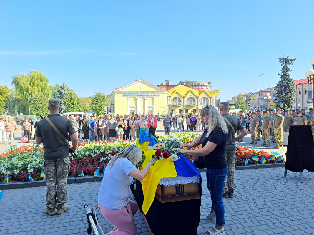 У страшному бою полягли усі побратими, які були разом з ним: на Волині попрощалися із 25-річним Героєм Денисом Андросюком