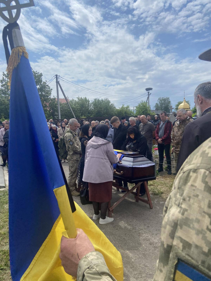 Довгі місяці невідомості та надії: на Волині в останню дорогу провели 41-річного Героя Юрія Пивоварчука