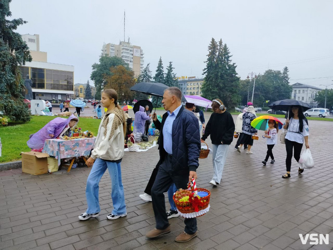 Як у центрі Луцька освячували кошики на Яблучний Спас. ФОТО