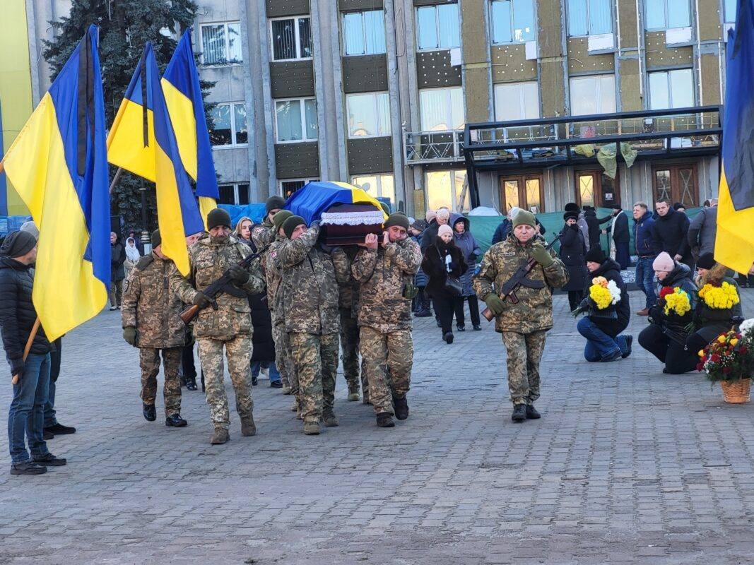Сумне Різдво: на Волині в останню земну дорогу провели 32-річного воїна Володимира Бичика