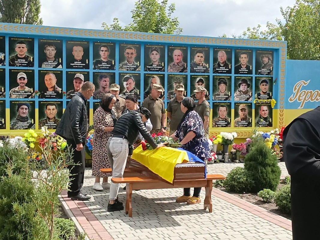 На Волині провели в останню путь 44-річного захисника Олександра Нікітіна, який загинув на Чернігівщині