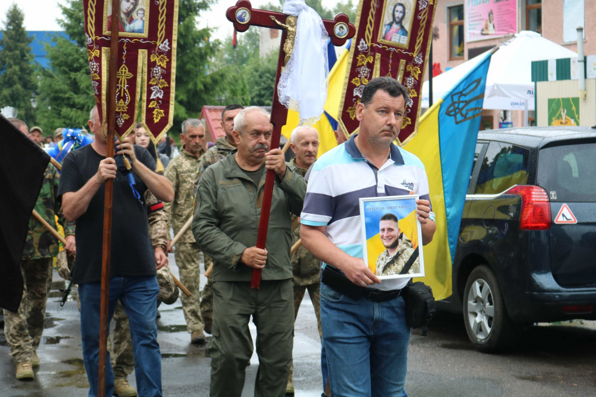 Навіки 30: на Волині в останню дорогу провели молодого військовослужбовця Віталія Прокопенка