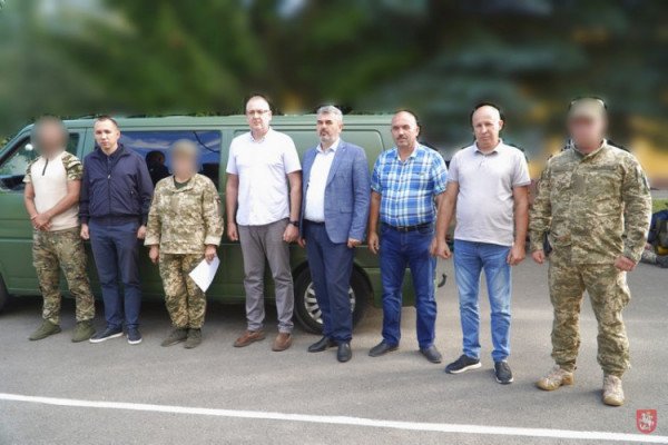 Комунальники Володимирської громади придбали машину для військових