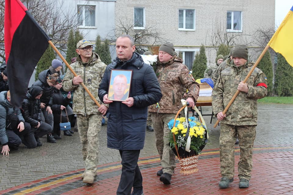 Серце пережило війну, а зупинилося вдома: на Волині попрощалися із померлим воїном Анатолієм Ковальчуком