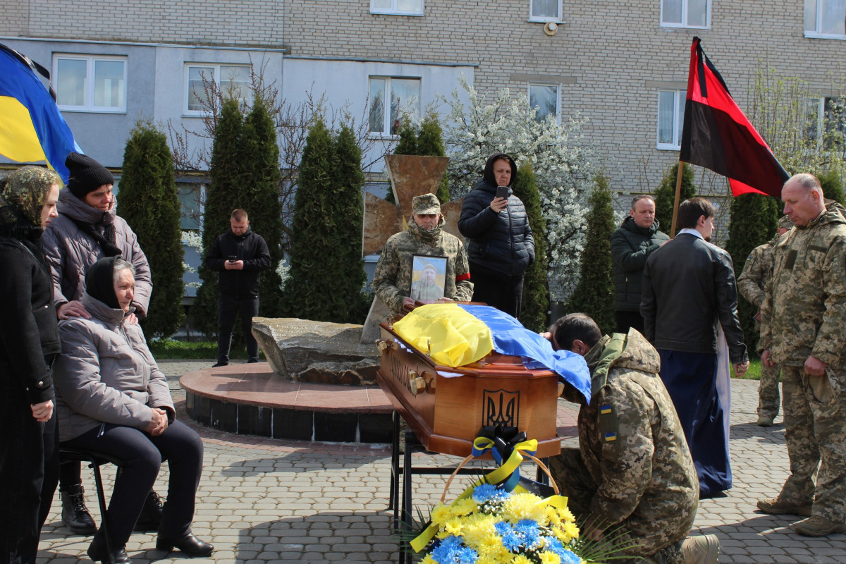 Не дочекалася дружина, не обійняла мама: волиняни попрощалися з полеглим Героєм Дмитром Демчуком