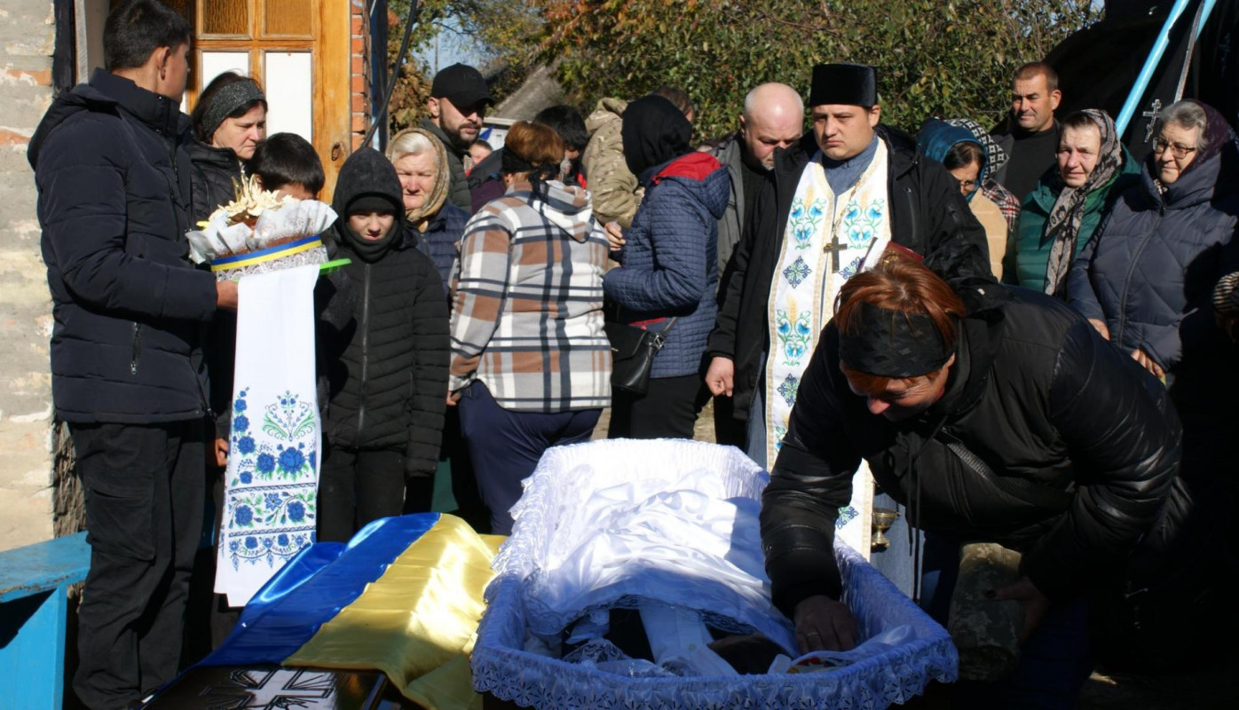 «Куди ж ти, сину, йдеш…»: на Волині в останню дорогу провели воїна Сергія Беня