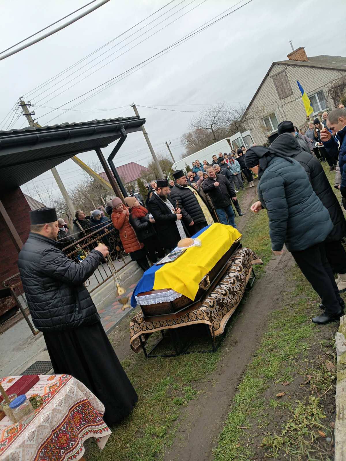 Дев’ять місяців вважався зниклим безвісти: на Волині останню земну дорогу провели Героя Василя Шміло