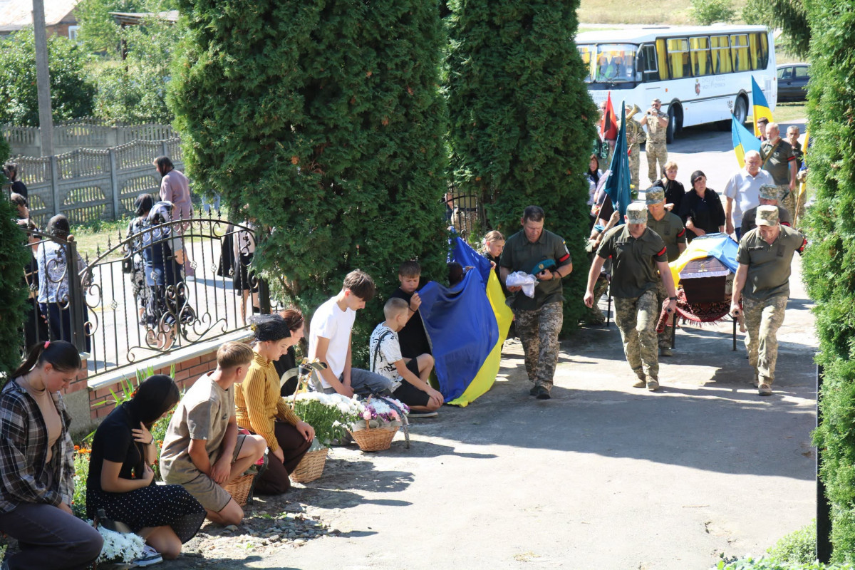 Загинув на Донеччині ще у 2025 році: на Волині провели в останню дорогу захисника Віталія Новосада