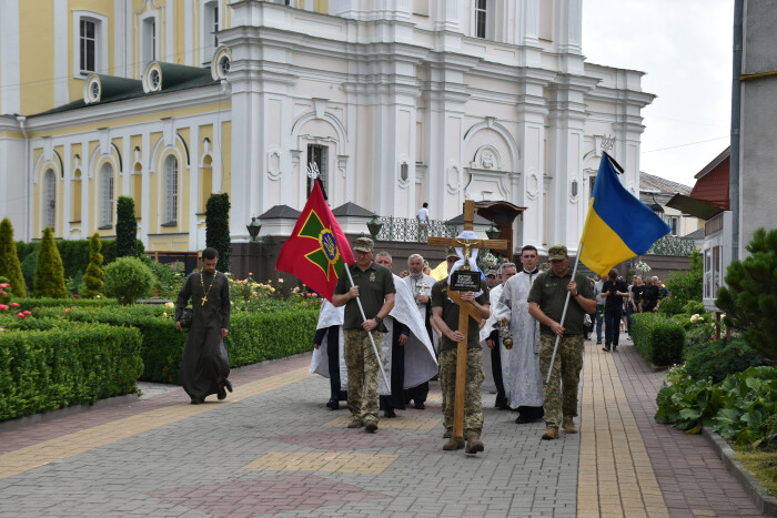 Повернувся «на щиті» через рік після загибелі: у Луцьку в останню дорогу провели Героя Володимира Андрійчука