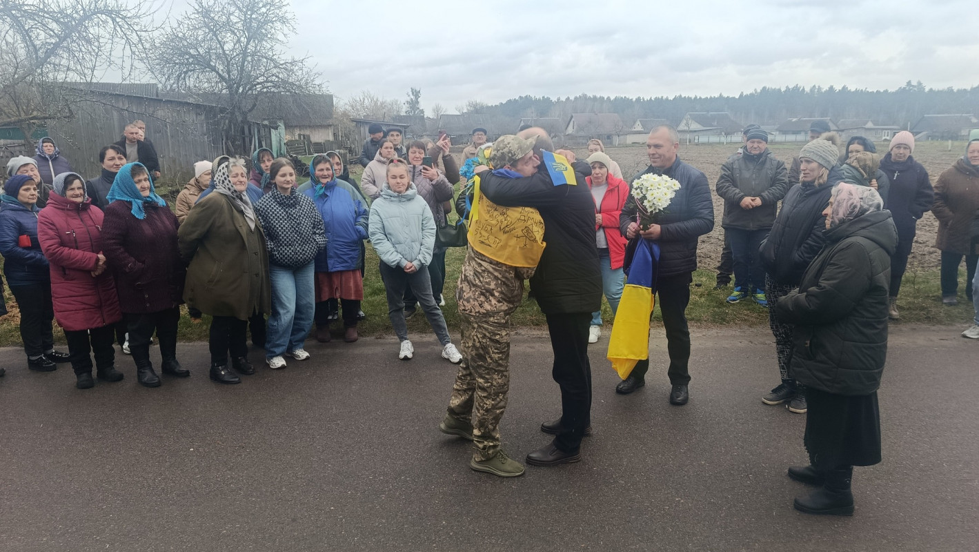 У громаді на Волині зустріли звільненого з полону захисника