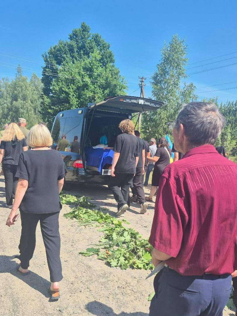 На Волині провели в останню путь воїна Анатолія Кривоша, який з перших днів повномасштабного вторгнення боронив Україну