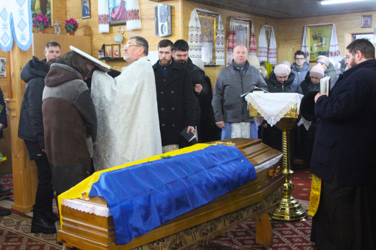 На Волині в останню земну дорогу захисника України, який загинув на фронті близько двох років тому