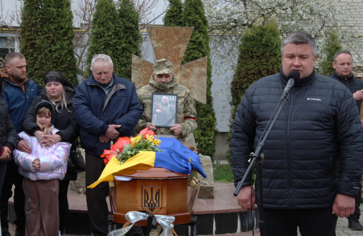 «Тепер тато захищатиме з небес»: волиняни попрощалася з 25-річним Антоном Хвостюком