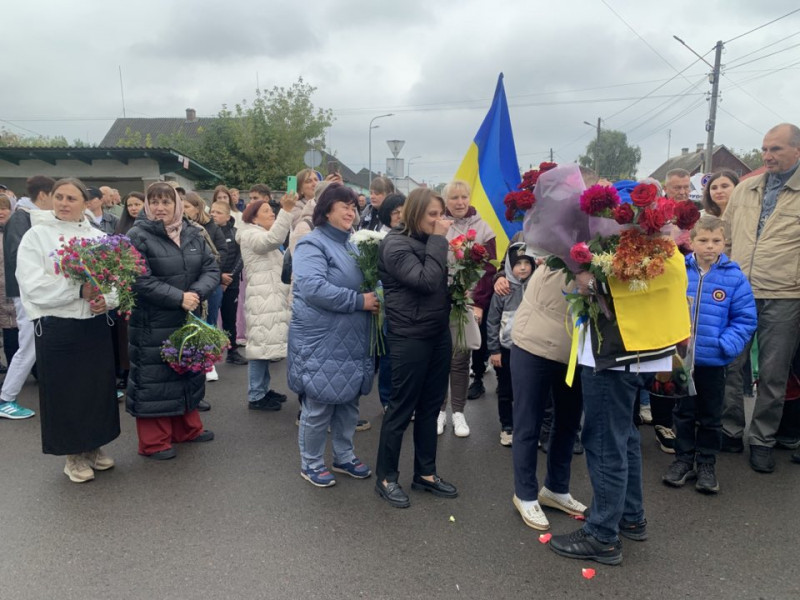 Вперше за понад 3,5 роки ступив на рідну землю: додому повернувся звільнений з полону волинянин Андрій Ховхун