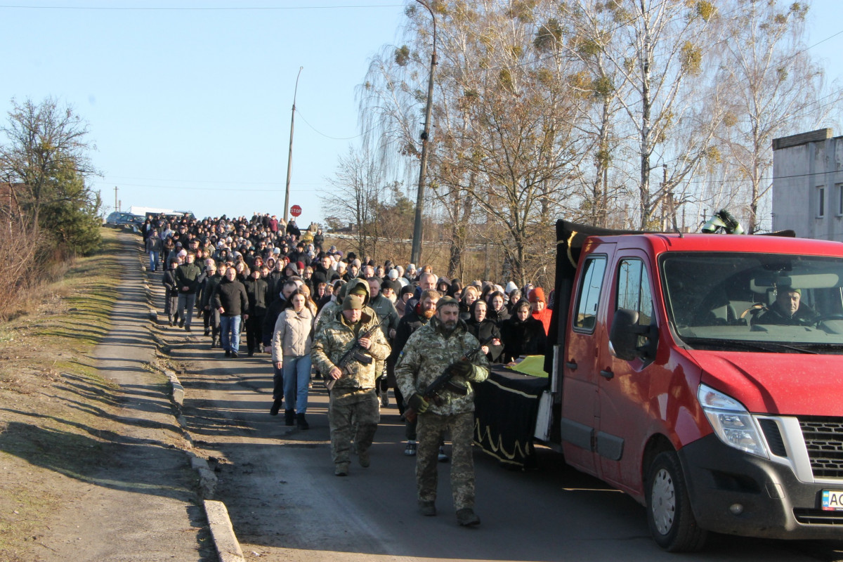 Йому навіки 25 років: на Волині всім селом прощалися з молодим Героєм Богданом Борисюком