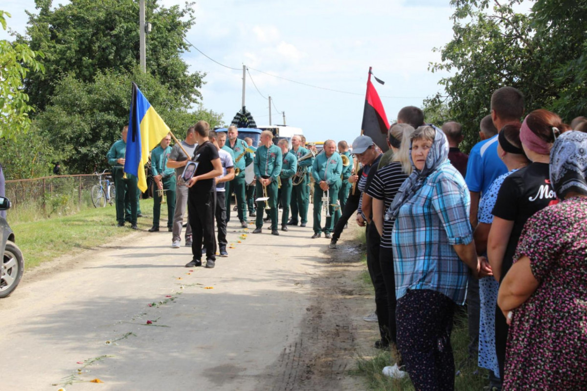Весільний коровай - у траурній процесії: на Волині попрощалися з Героєм Віктором Бурковським