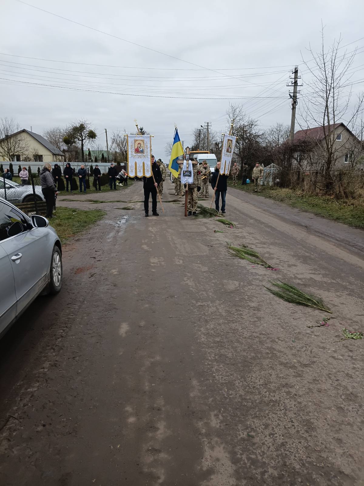 Дев’ять місяців вважався зниклим безвісти: на Волині останню земну дорогу провели Героя Василя Шміло