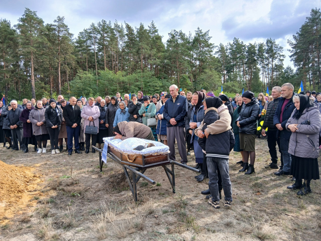 У липні мобілізували, а у вересні сповістили про загибель: на Волині попрощалися із загиблим захисником Віктором Карпуком