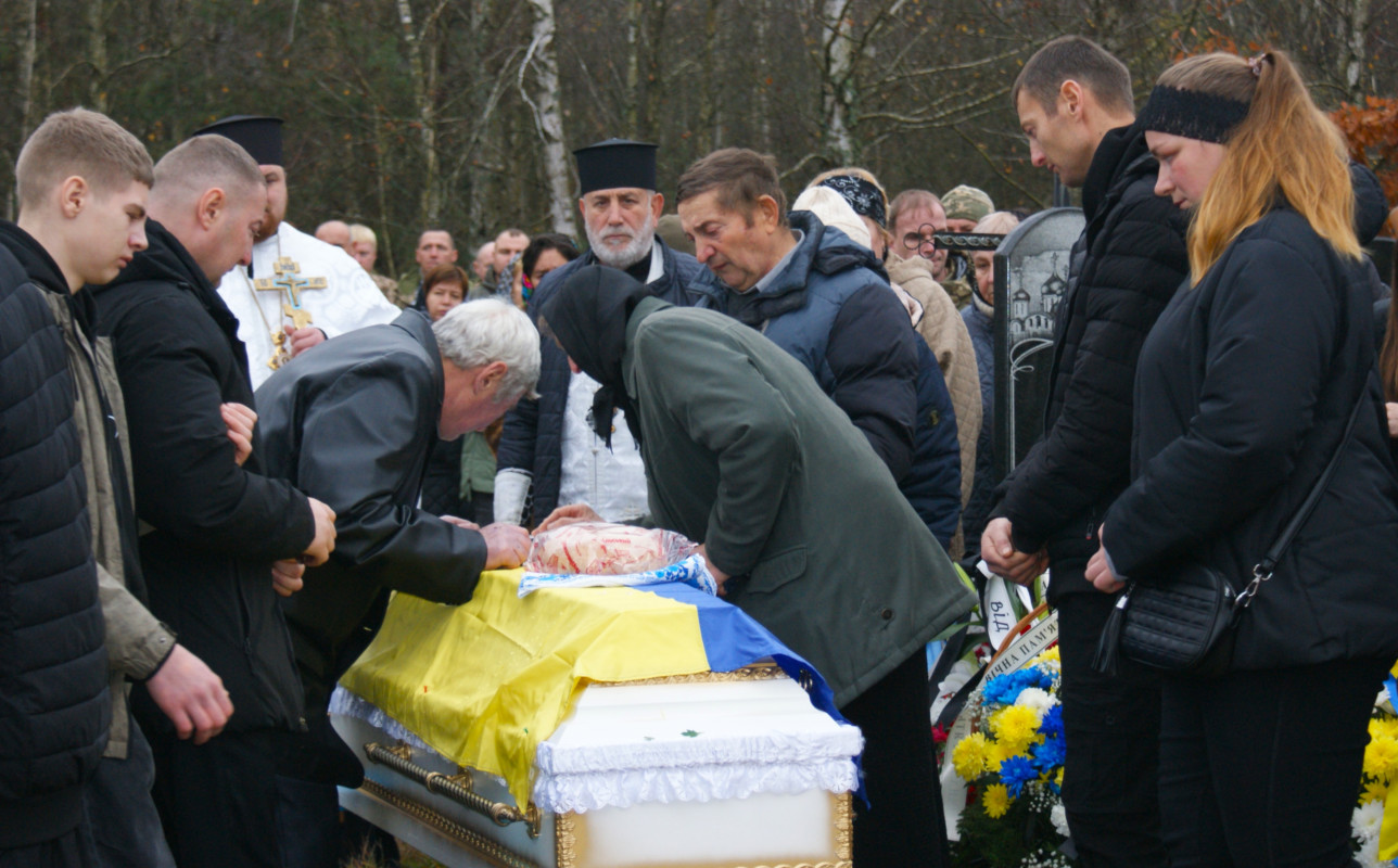 «Встелили всі села квітами, а хлопчика мого немає…»: у громаді на Волині провели в останню дорогу Героя Миколу Загоровця