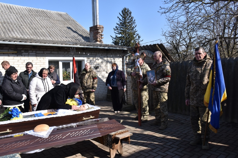 У громаді на Волині сотні людей вийшли провести полеглого Героя Василя Філончука в останню дорогу