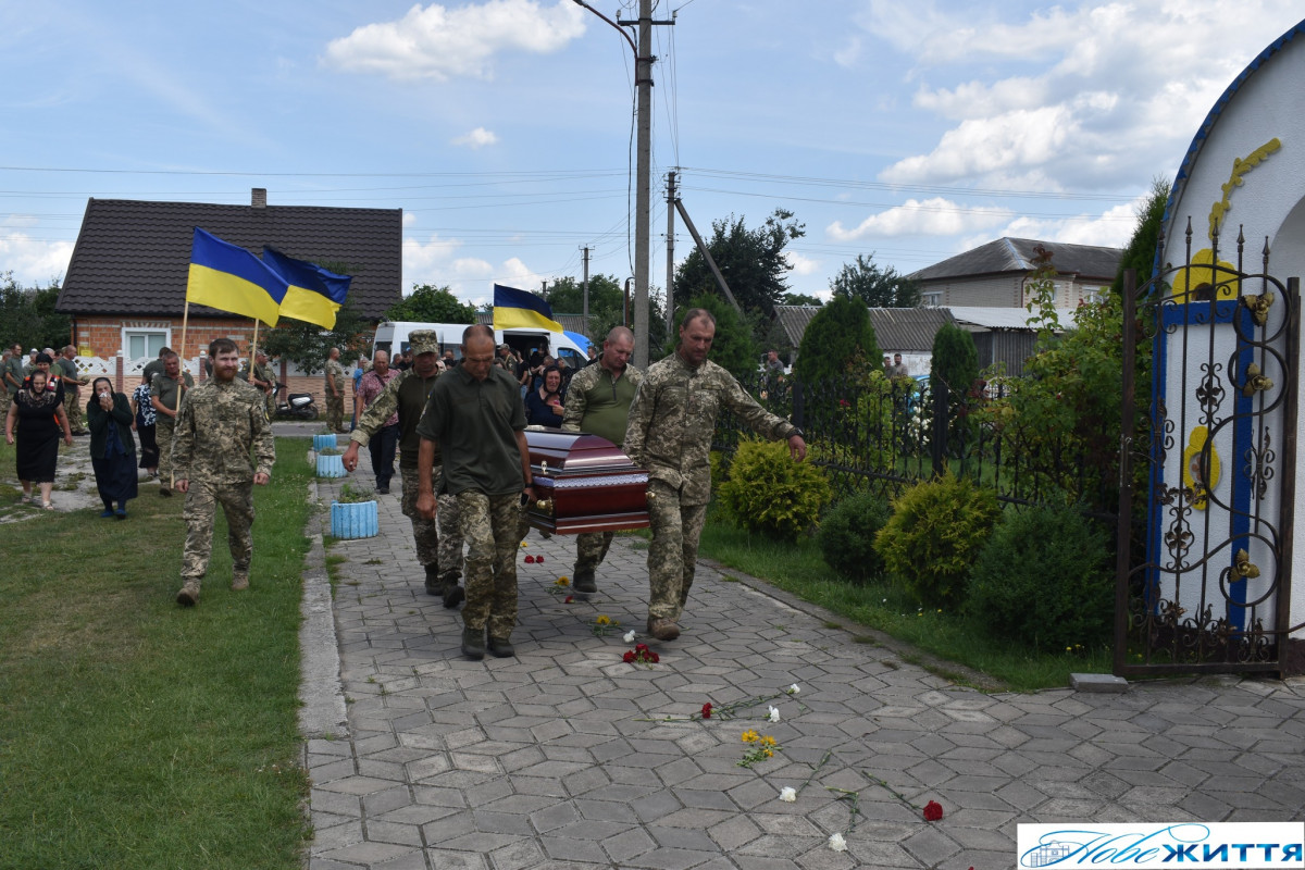 Залишилися дружина та маленький синочок: волиняни попрощалися із загиблим Героєм Миколою Жилком