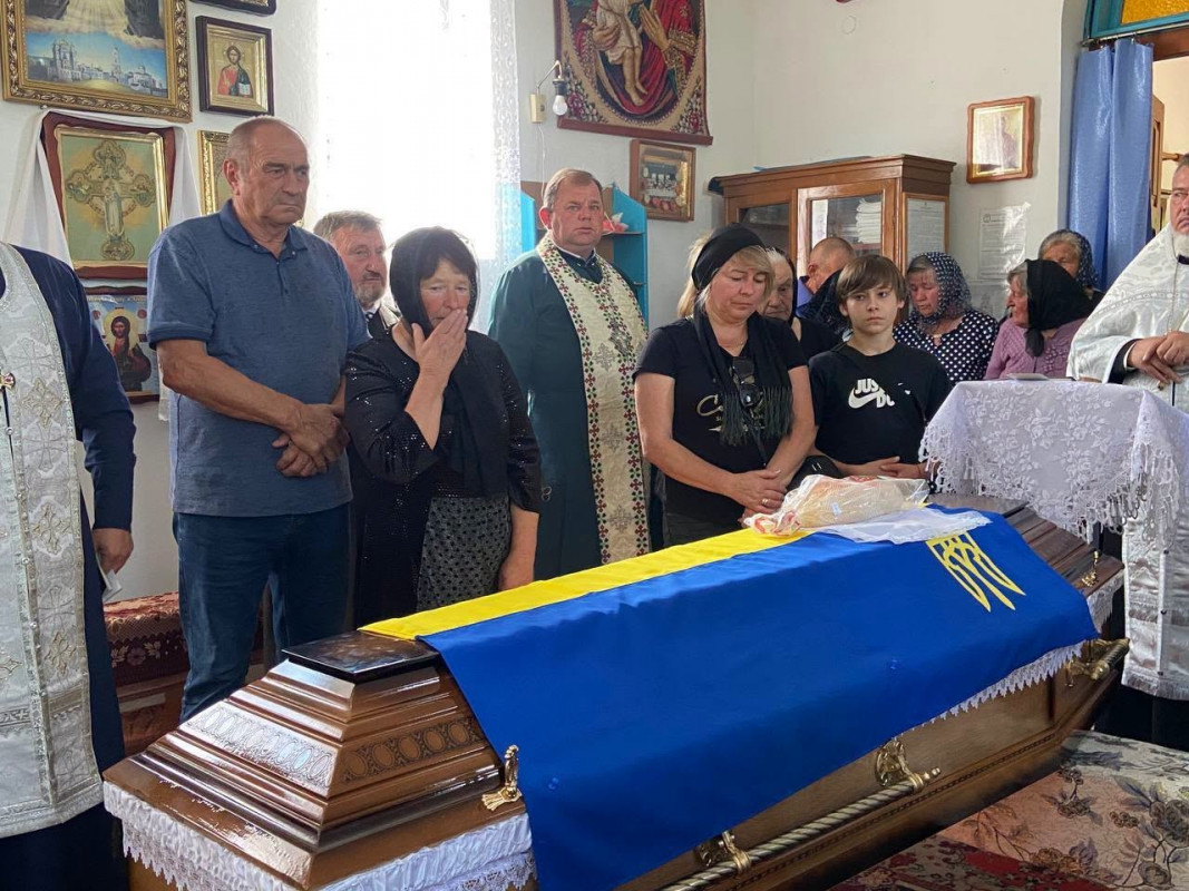 Понад 5 місяців чекали на диво: на Волині попрощалися із загиблим воїном Вадимом Королюком