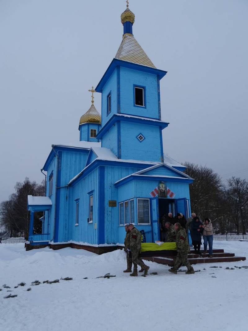 Серце воїна зупинилося на 41-му році життя: на Волині поховали Героя Олега Оменюка 