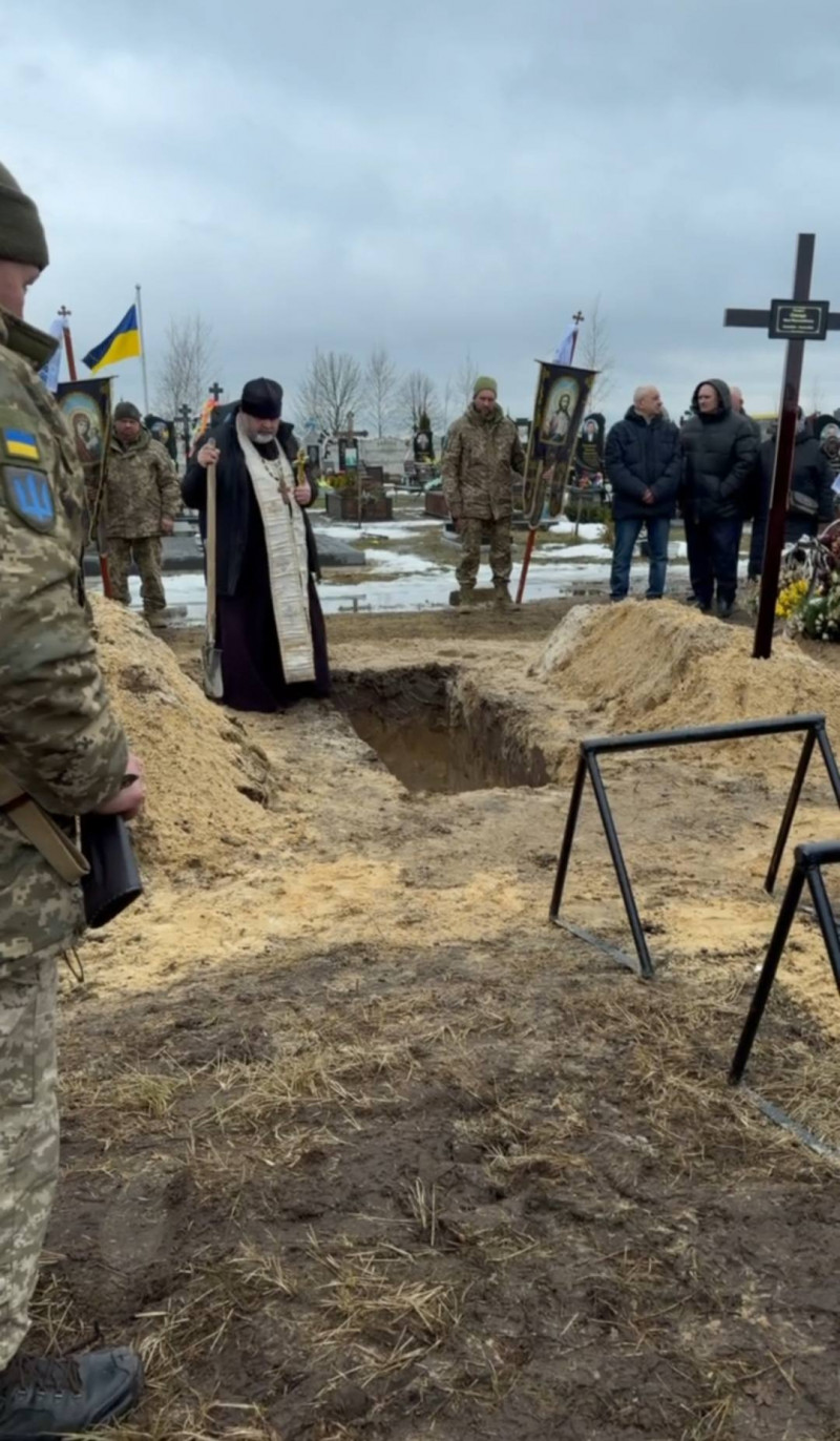 Наприкінці осені мобілізували, а 8 лютого зв’язок з ним обірвався: на Волині провели в останню путь захисника Івана Савлука