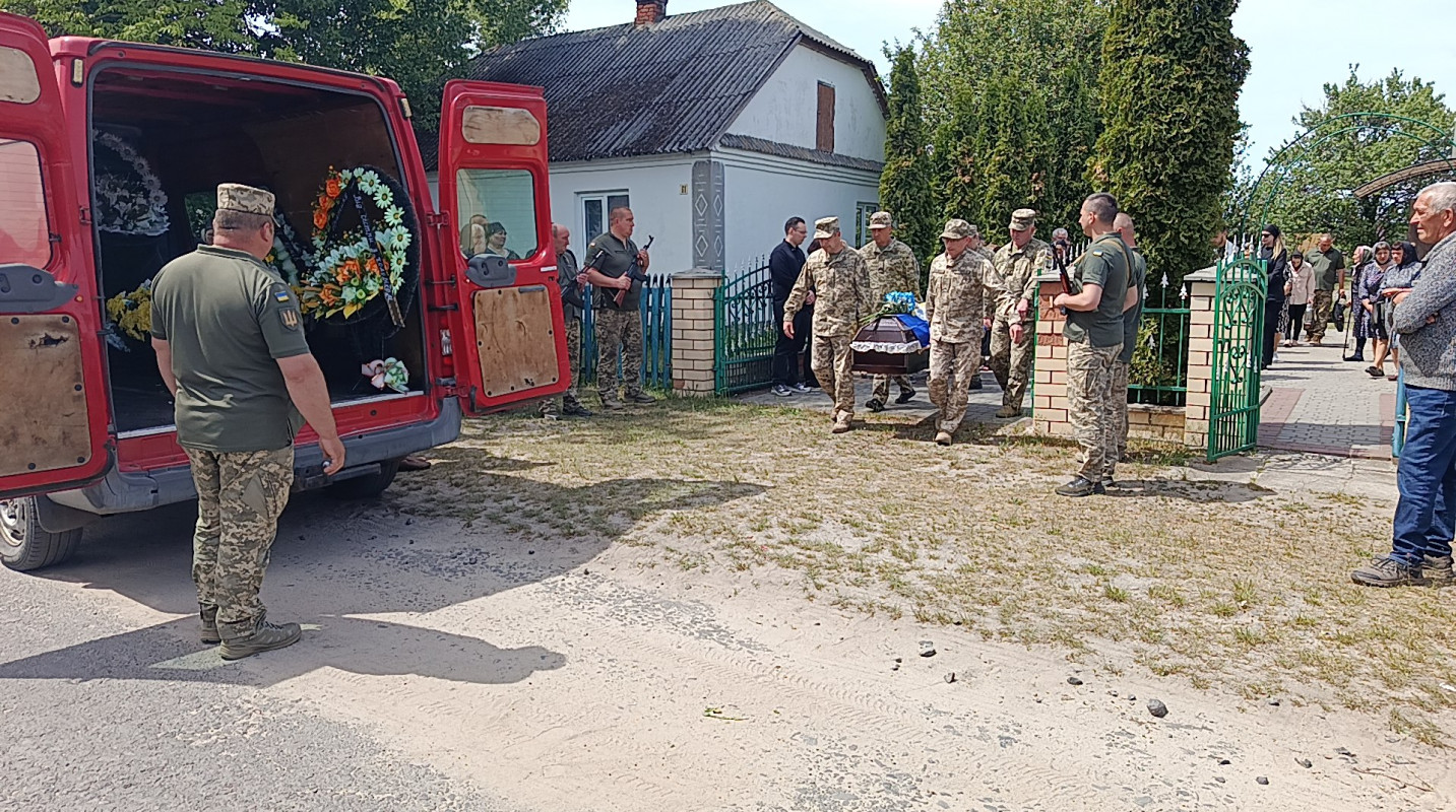 Без батька залишилися троє донечок: волиняни попрощалися із загиблим Героєм Андрієм Григолою