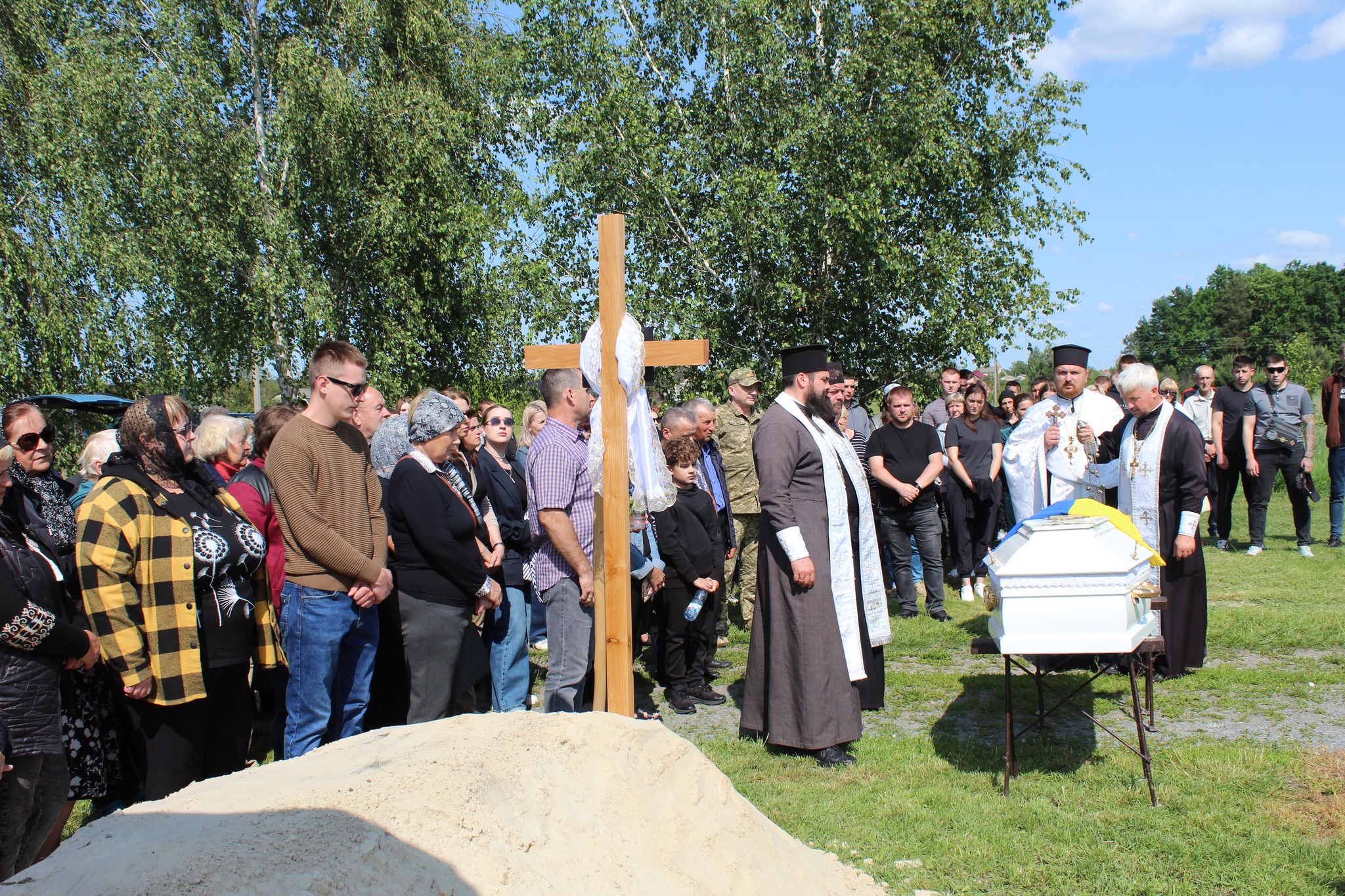 Весільний коровай, тужлива мелодія і море квітів: громада на Волині прощалася з Героєм Романом Карпюком