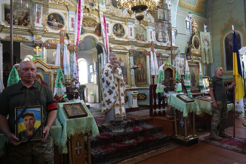 Вважався зниклим безвісти: у Луцькій громаді в останню дорогу провели захисника Юрія Клевця