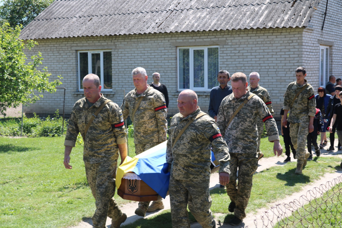 Його подвиг назавжди залишиться в наших серцях: у громаді на Волині провели в останню дорогу воїна Вадима Ковальчука