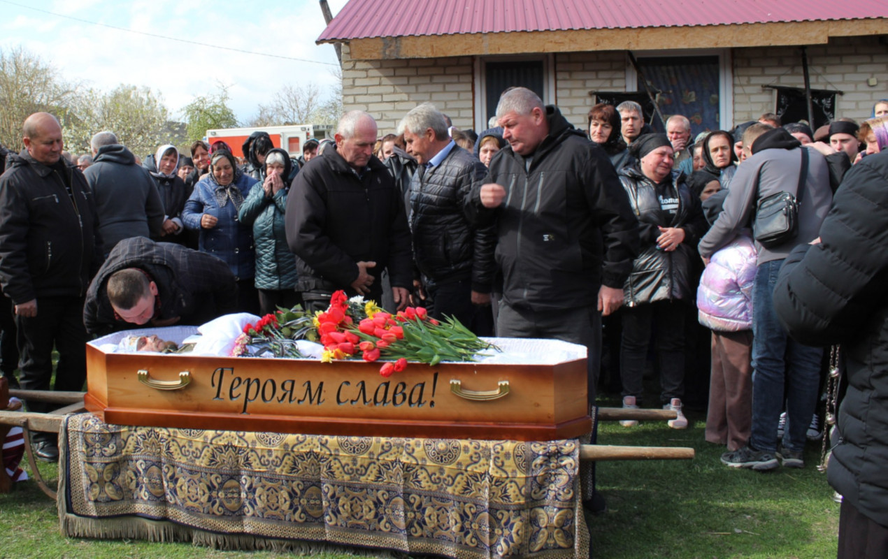 «Тепер тато захищатиме з небес»: волиняни попрощалася з 25-річним Антоном Хвостюком
