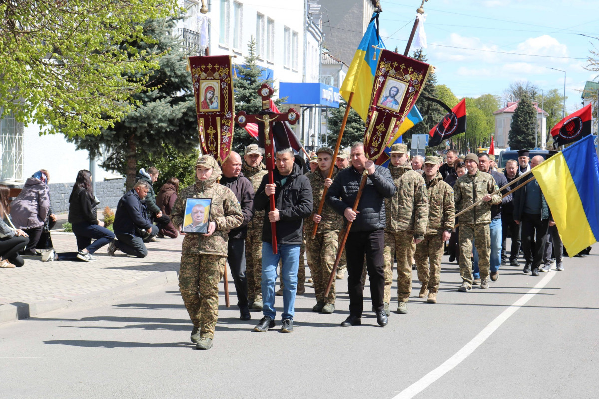 Близько 11 місяців вважався зниклим безвісти: на Волині попрощалися із захисником Василем Фаринюком