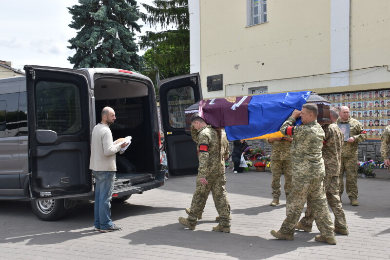 У Луцьку провели в останню путь військовослужбовця Олександра Вибача, який загинув 5 місяців тому