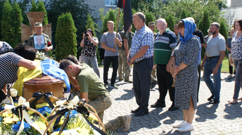 Рідні сподівалися, що в полоні, але дива не сталося: у Рожищі провели в останню путь воїна Миколу Катеринюка