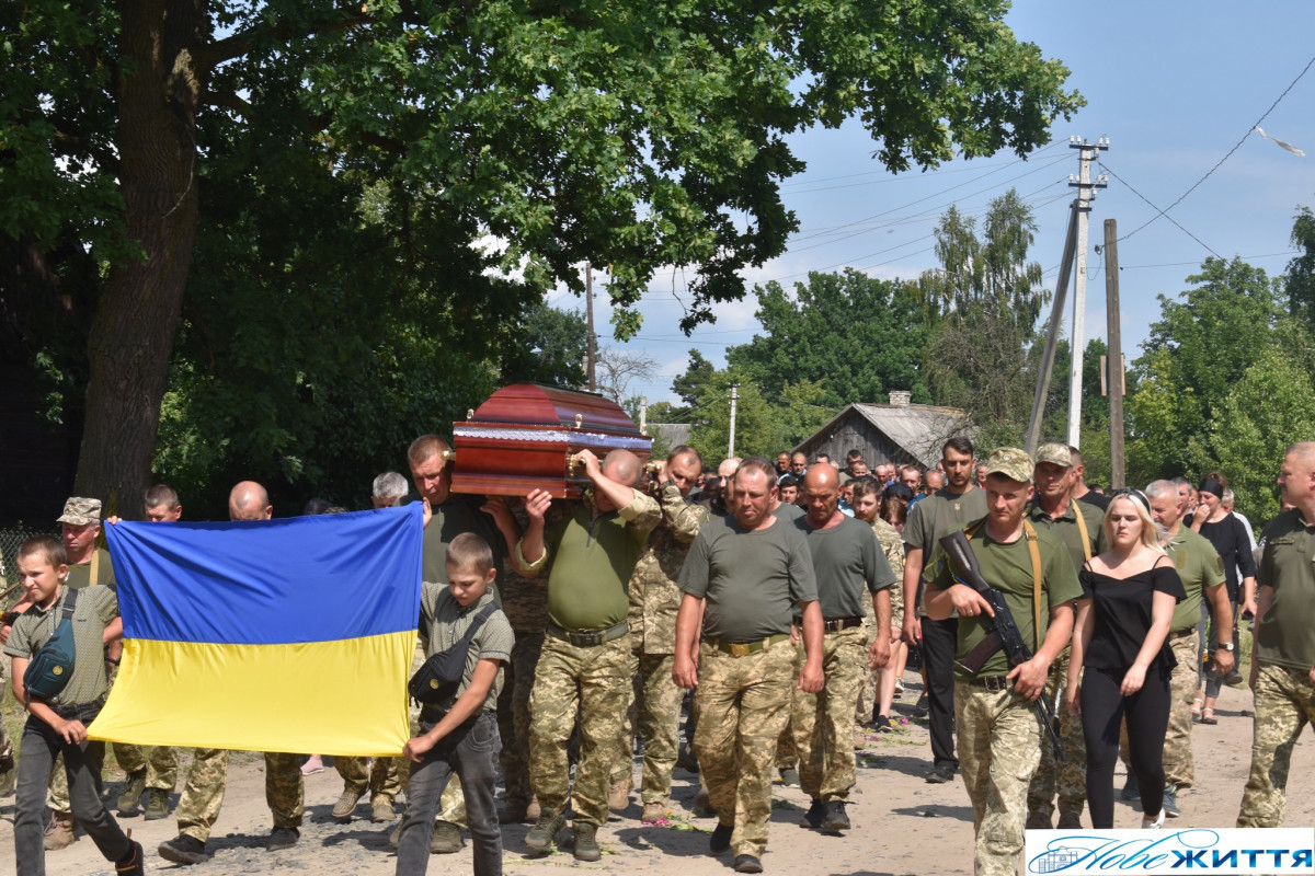 Залишилися дружина та маленький синочок: волиняни попрощалися із загиблим Героєм Миколою Жилком