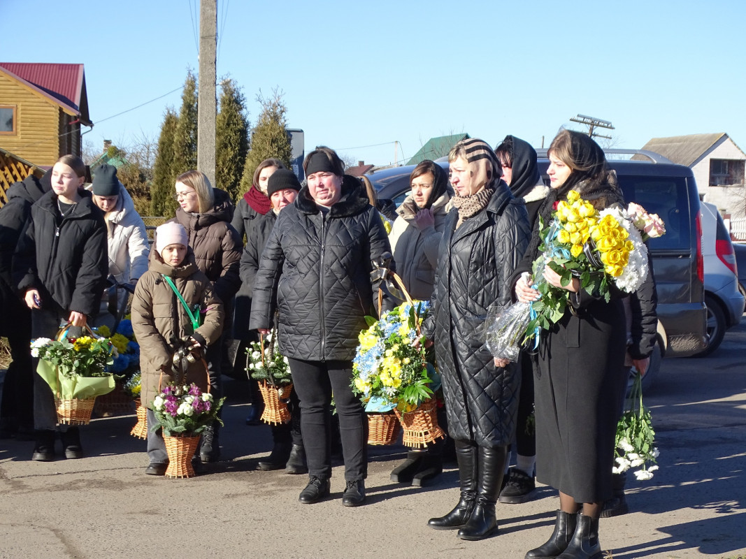 Двічі був поранений, проте після лікування знову ставав у стрій: на Волині в останню дорогу провели Героя Сергія Савчука