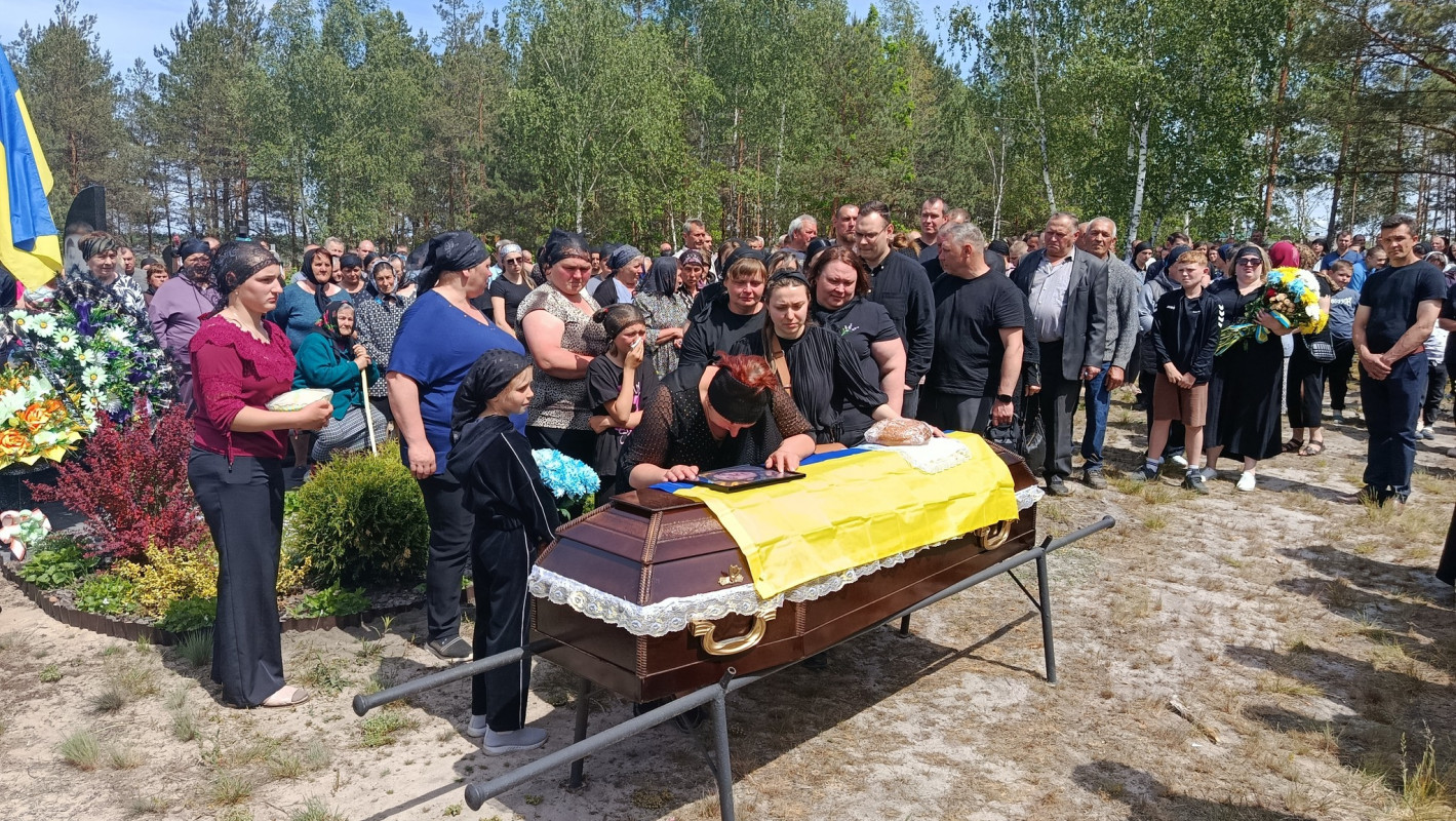 Без батька залишилися троє донечок: волиняни попрощалися із загиблим Героєм Андрієм Григолою