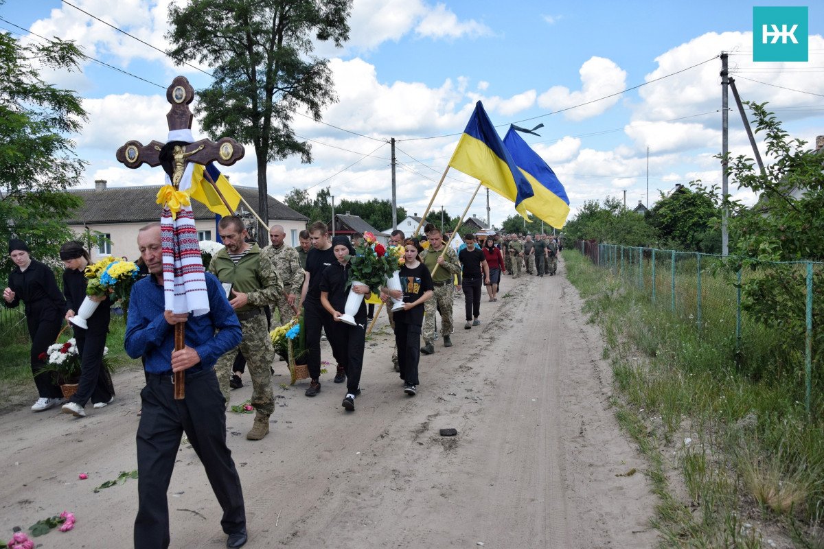 Серце зупинилося на фронті: на Волині в останню дорогу провели воїна Миколу Віліча. Фото