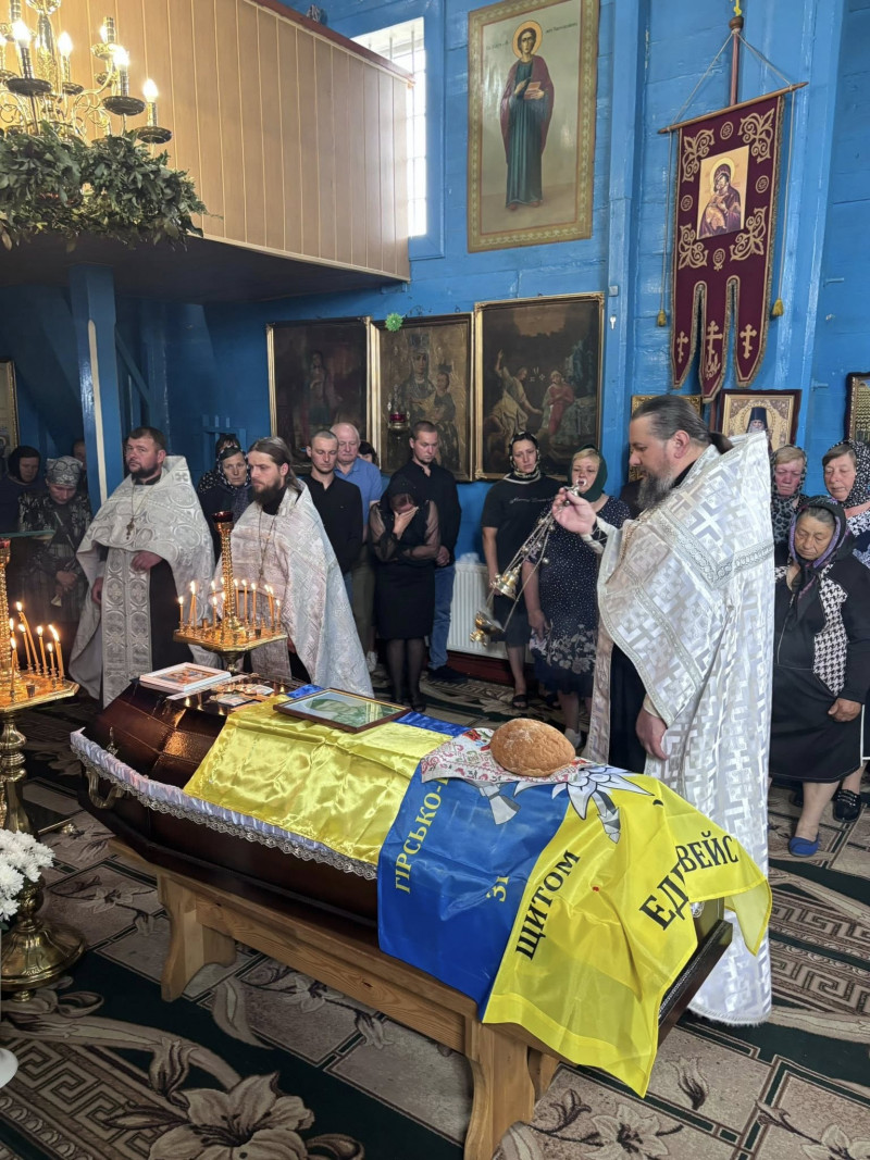 Майже два роки вважався зниклим безвісти: на Волині в останню земну дорогу провели Героя Михайла Ковальчука. Фото