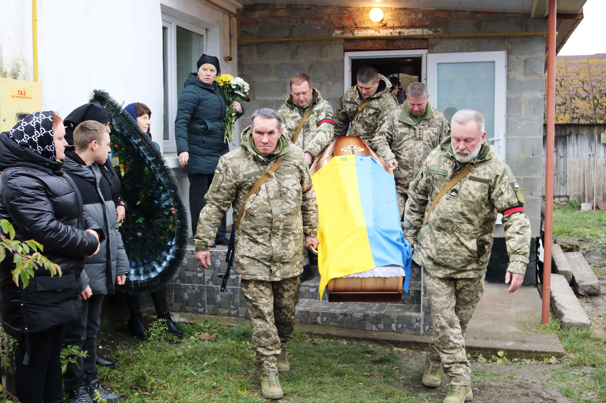 Понад рік вважався безвісти зниклим: у Луцькому районі поховали Героя Василя Цвілюка