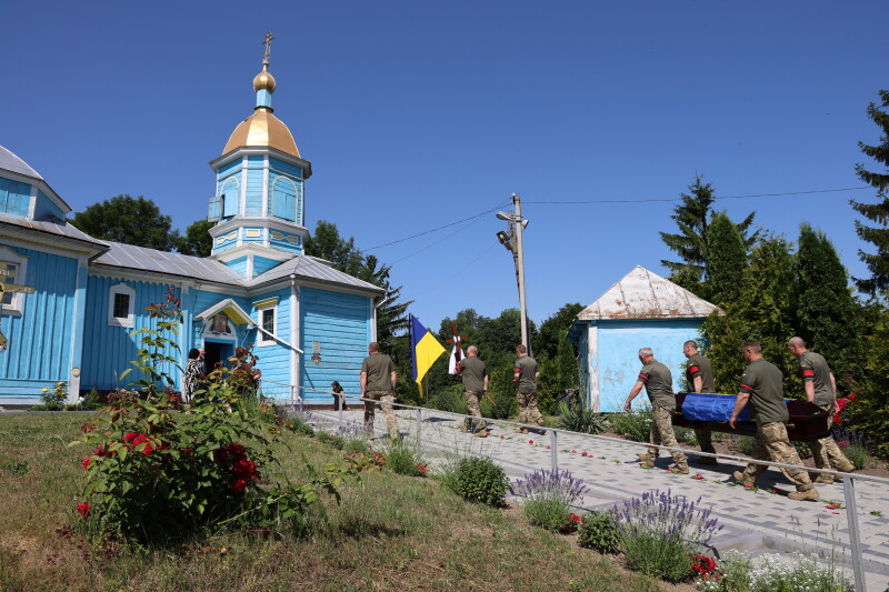 Замість зустрічі — останнє прощання: у Луцькій громаді син із фронту приїхав на похорон батька, який загинув на війні