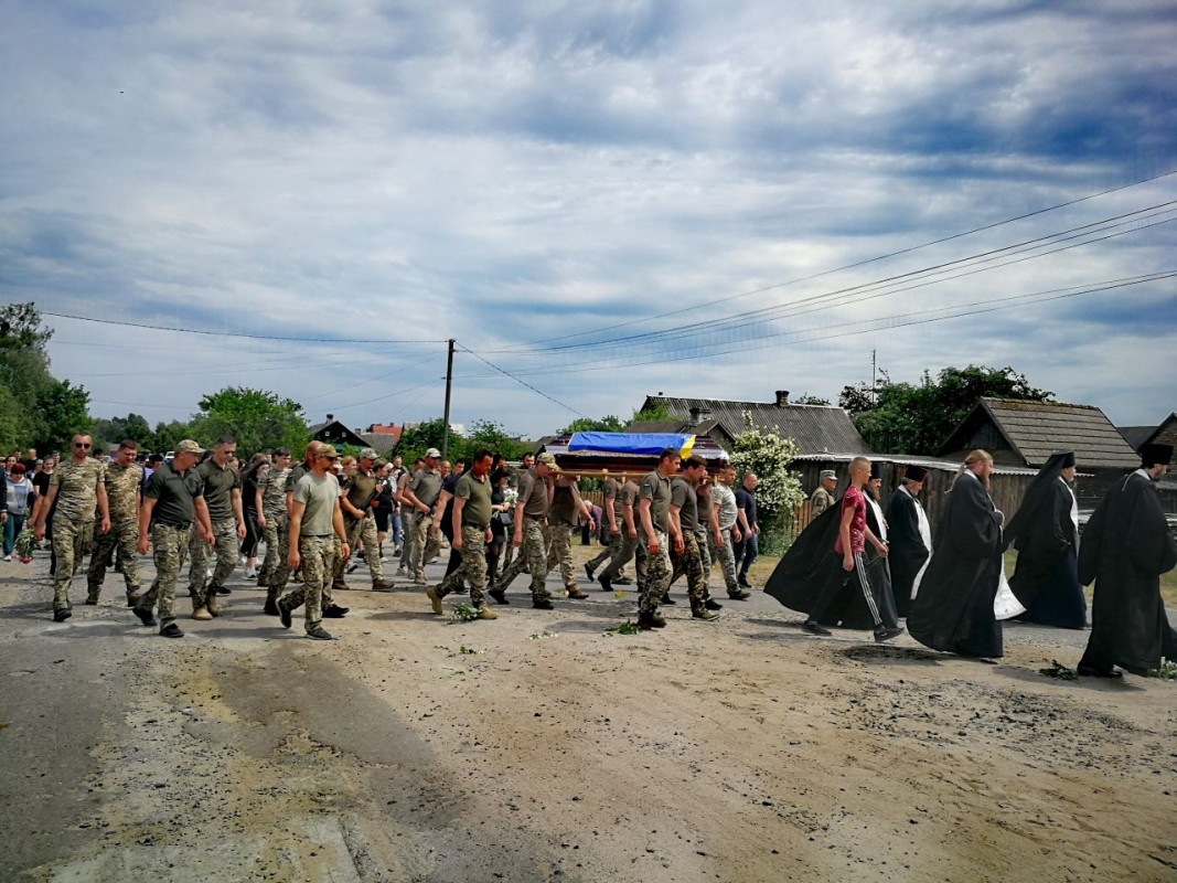 Понад півроку вважався зниклим безвісти: на Волині поховали Героя Олексія Омельчука