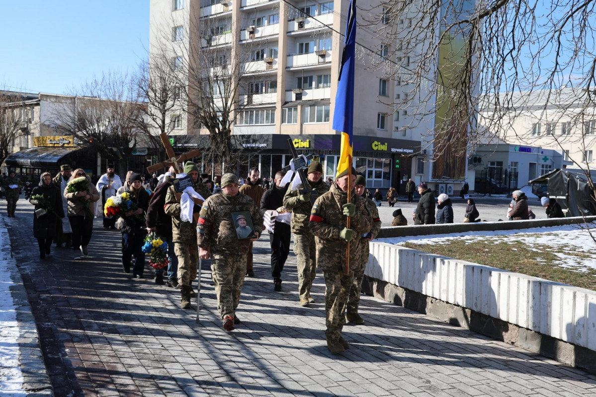 Два прощання в один день: у Луцьку в останню дорогу провели Героїв Романа Конделя та Віталія Никитишина