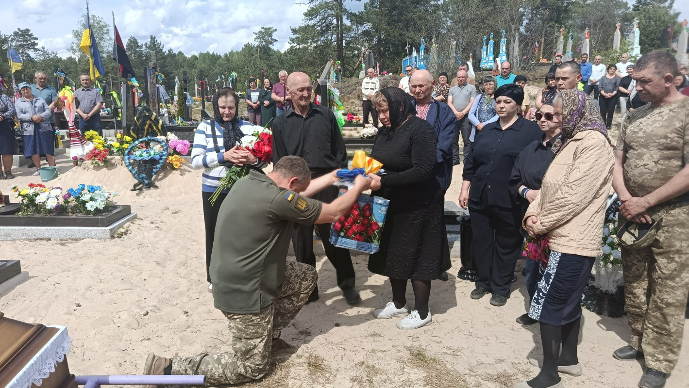 Загинув за день до 46-річчя: на Волині поховали Героя Олександра Басюка