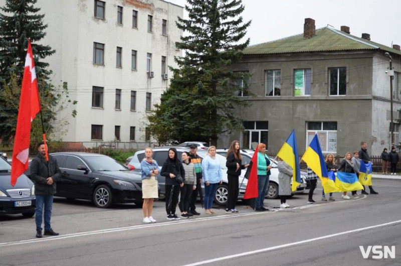 Життя зупинилося на хвилину: у прикордонному місті на Волині вшанували тих, хто загинув від війни